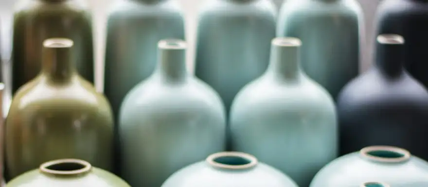 Piezas cerámicas esmaltadas en tonos verdes y azules